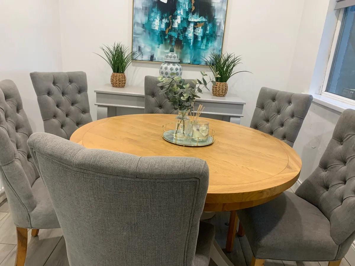 Table and chairs - Image 1