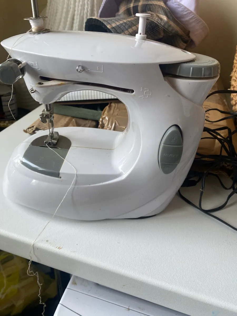 Small sewing machine - Image 4