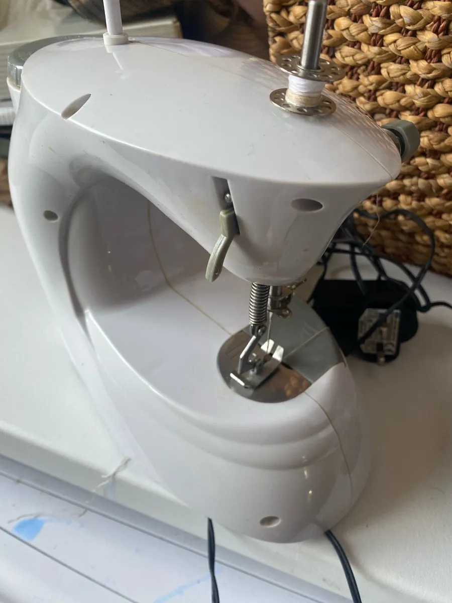 Small sewing machine - Image 1