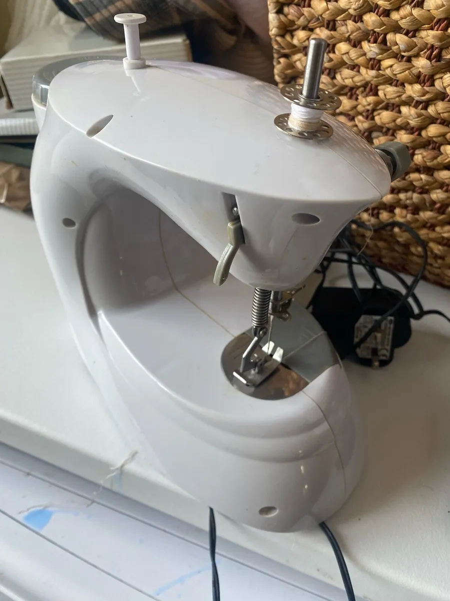 Small sewing machine - Image 2