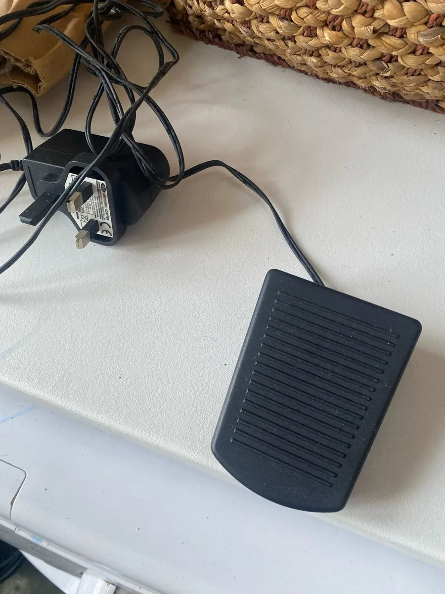 Small sewing machine - Image 3