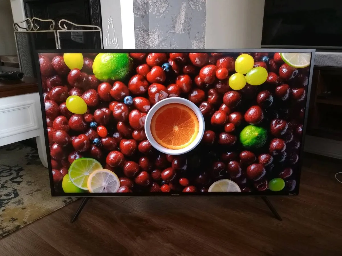 Hisense 43" Roku UHD SMART TV 43R6090G5 - Image 2