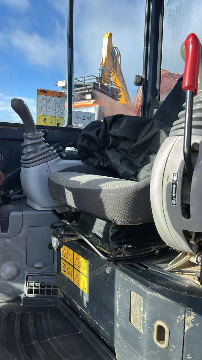 Hitachi ZX65USB-5 Year 2018 - Image 4