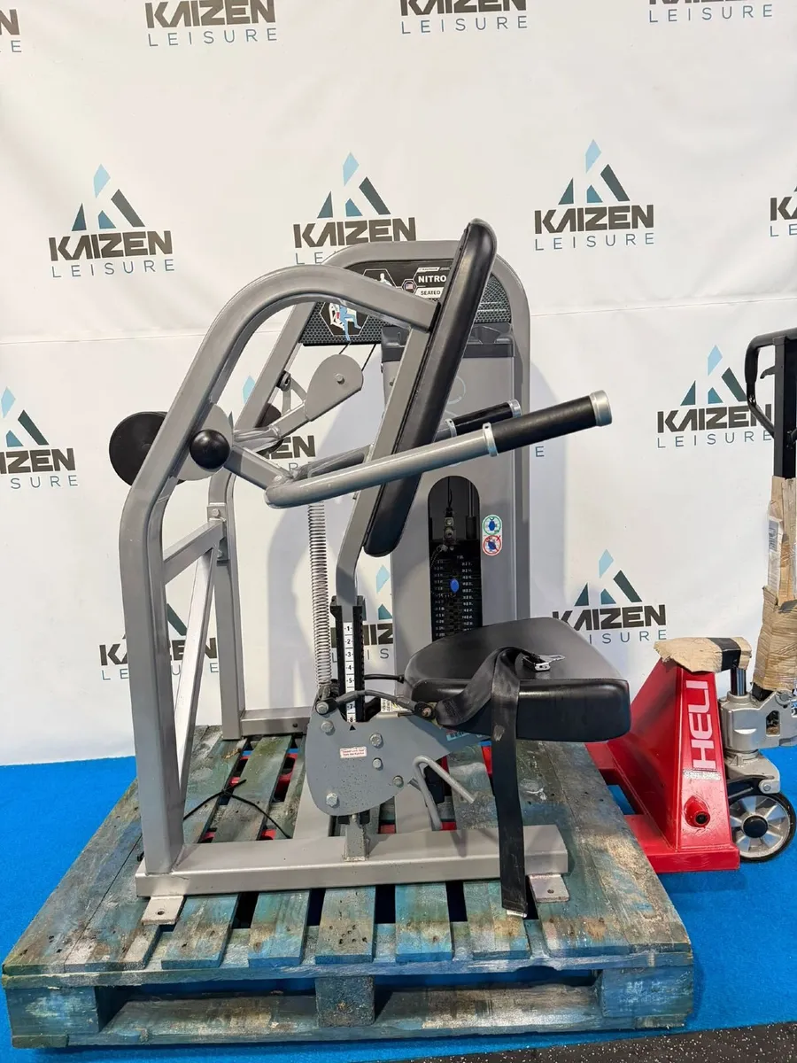 Nautilus Evo Seated Dip Machine - Image 3