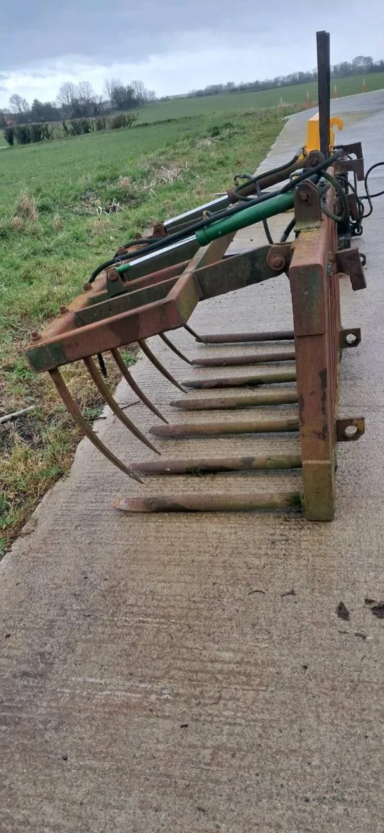 Volvo attachments and land leveller - Image 2