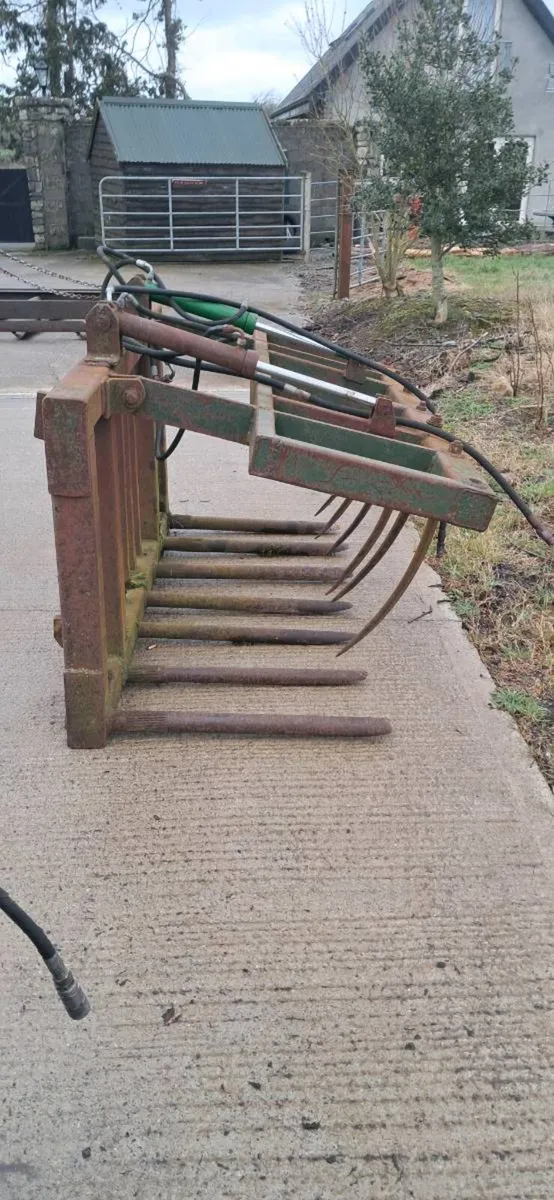 Volvo attachments and land leveller - Image 3