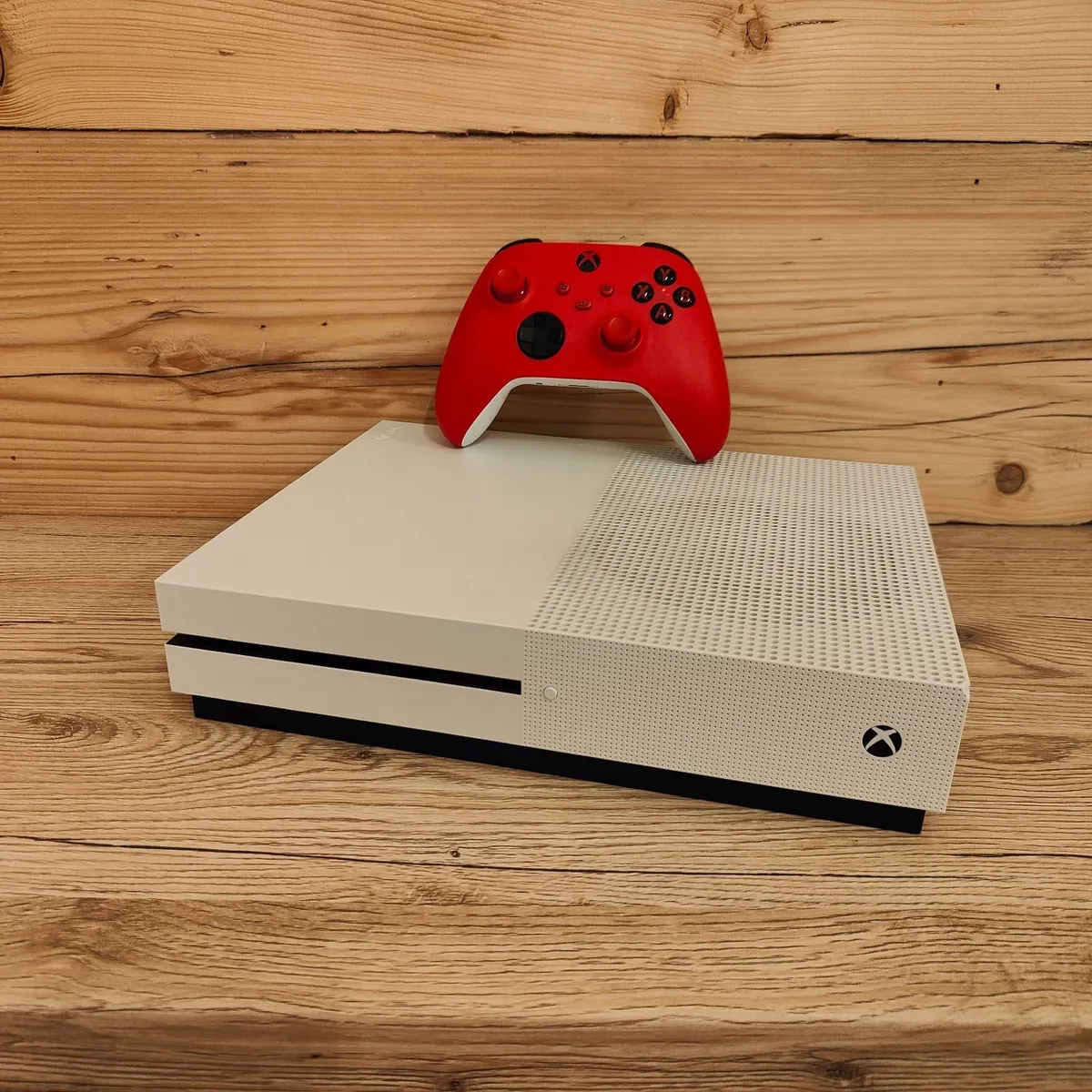 Microsoft Xbox One S / 1TB / + 3 Disks / New Stick