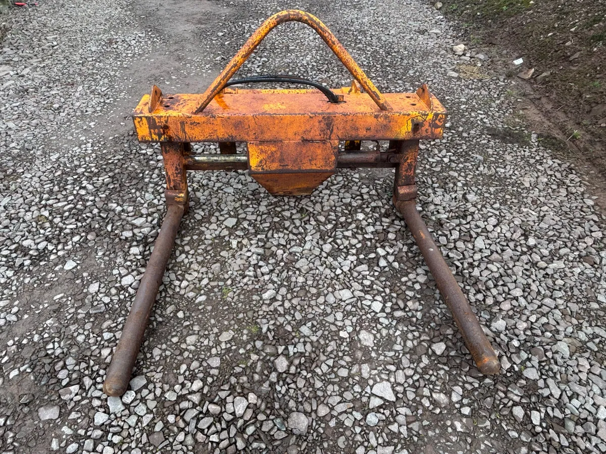 Bale handler manitou brackets - Image 1