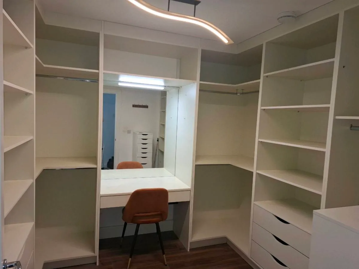 Walk in waredrobe - Image 4