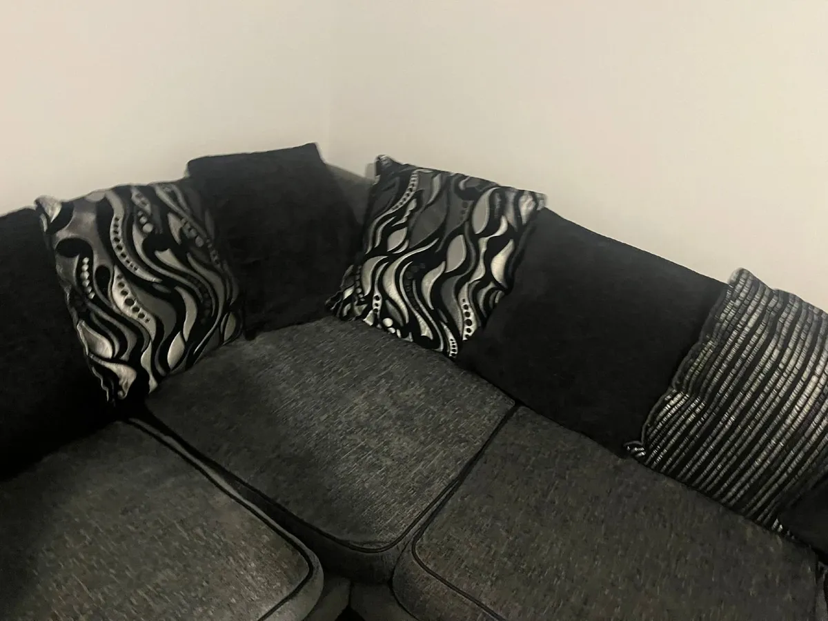 Coner suit couch - Image 2