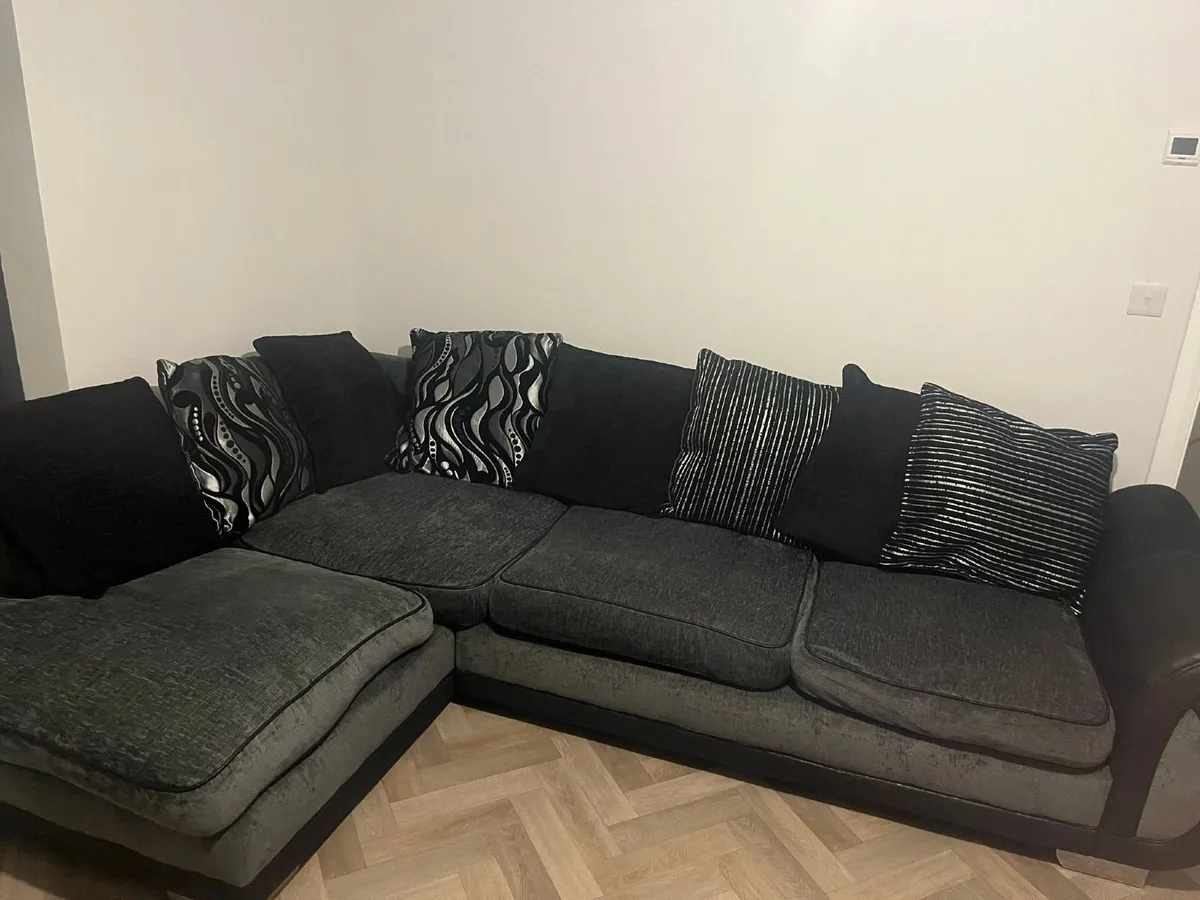 Coner suit couch - Image 1