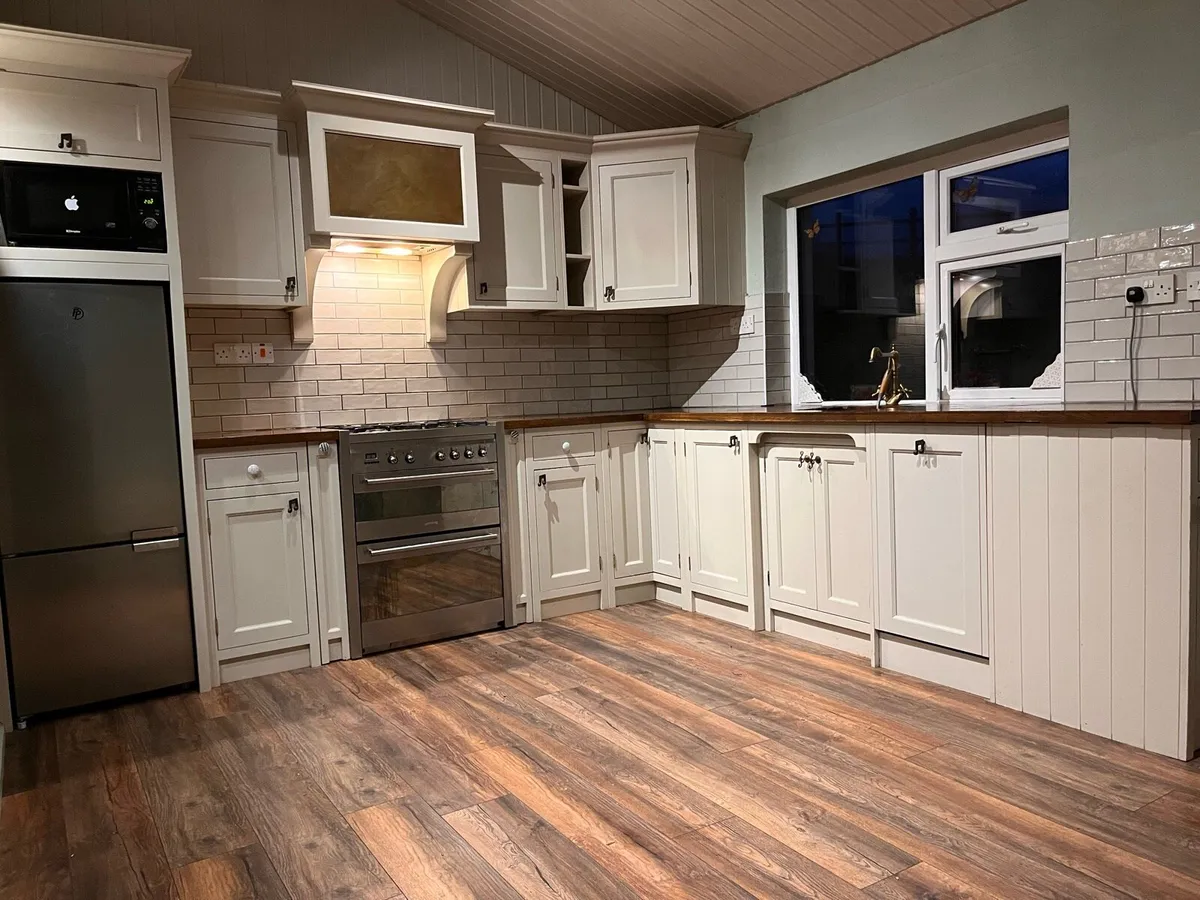 Bespoke cottage kitchen - Image 1