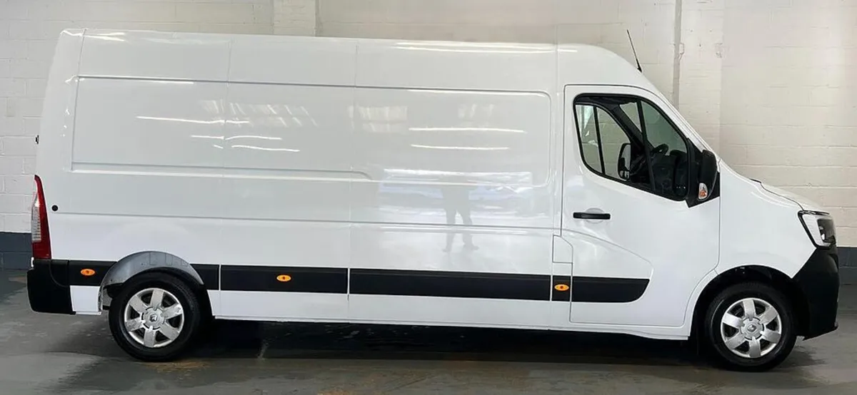 2023 Renault Master Medium Roof Panel Van - Image 4
