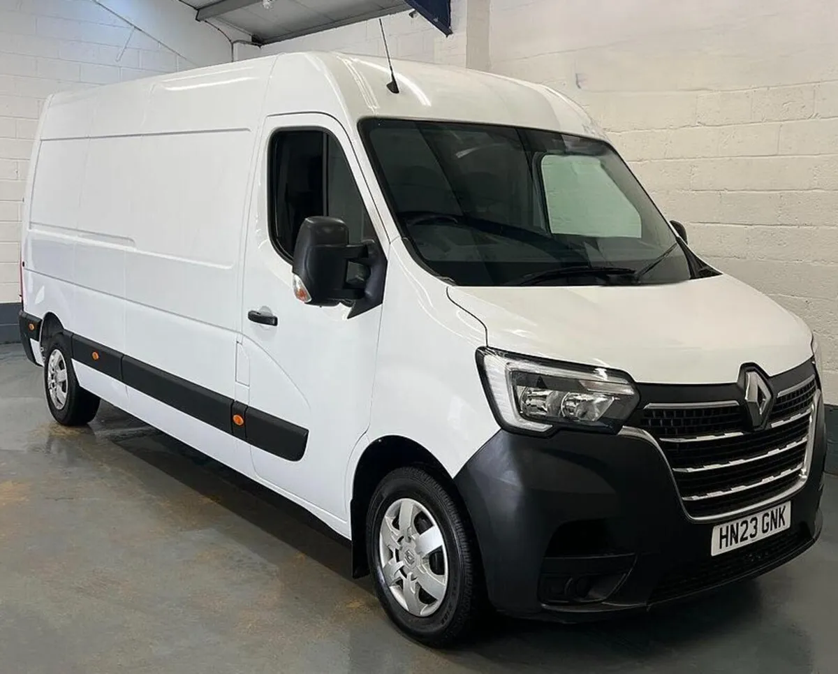 2023 Renault Master Medium Roof Panel Van - Image 2