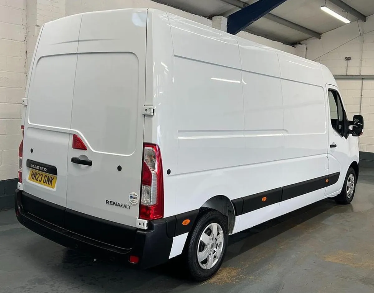 2023 Renault Master Medium Roof Panel Van - Image 3