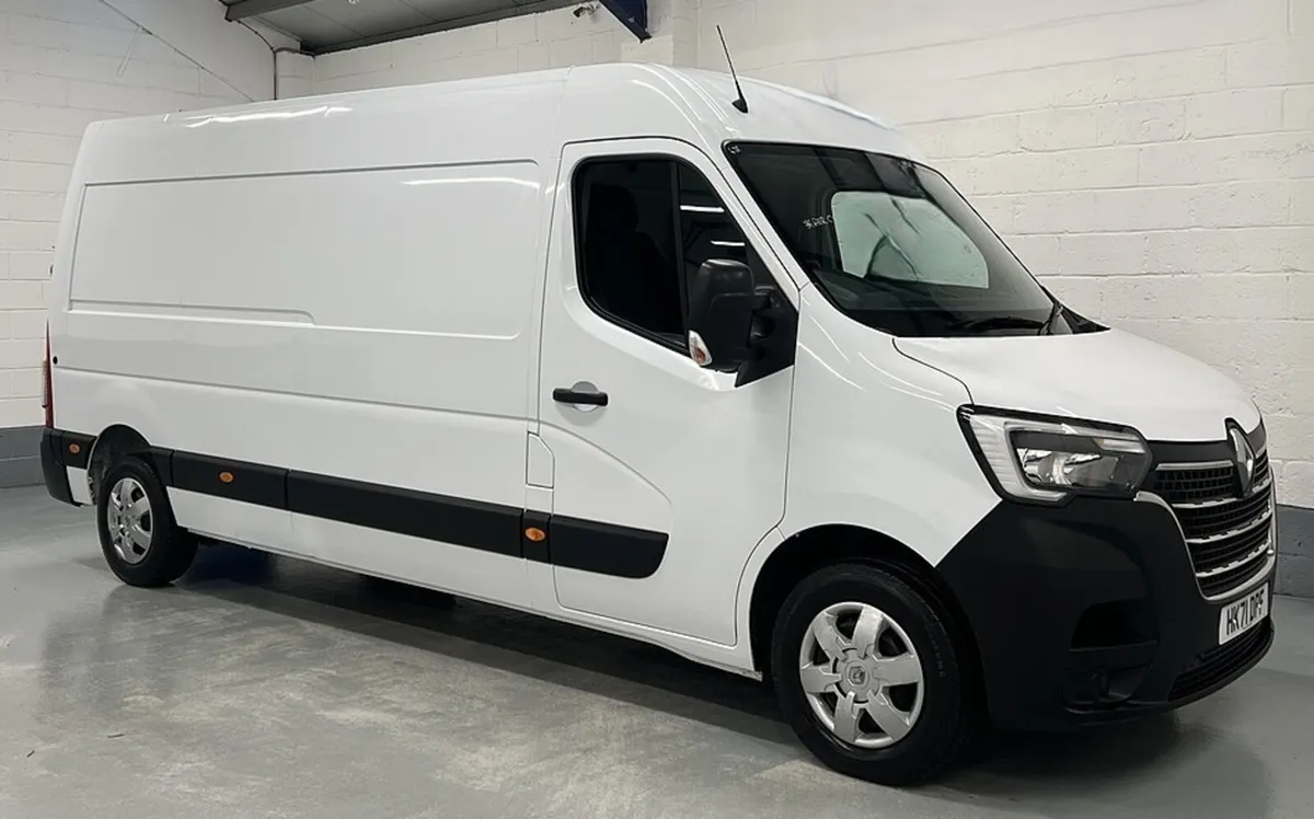 2021 Renault Master Medium Roof Panel Van - Image 1