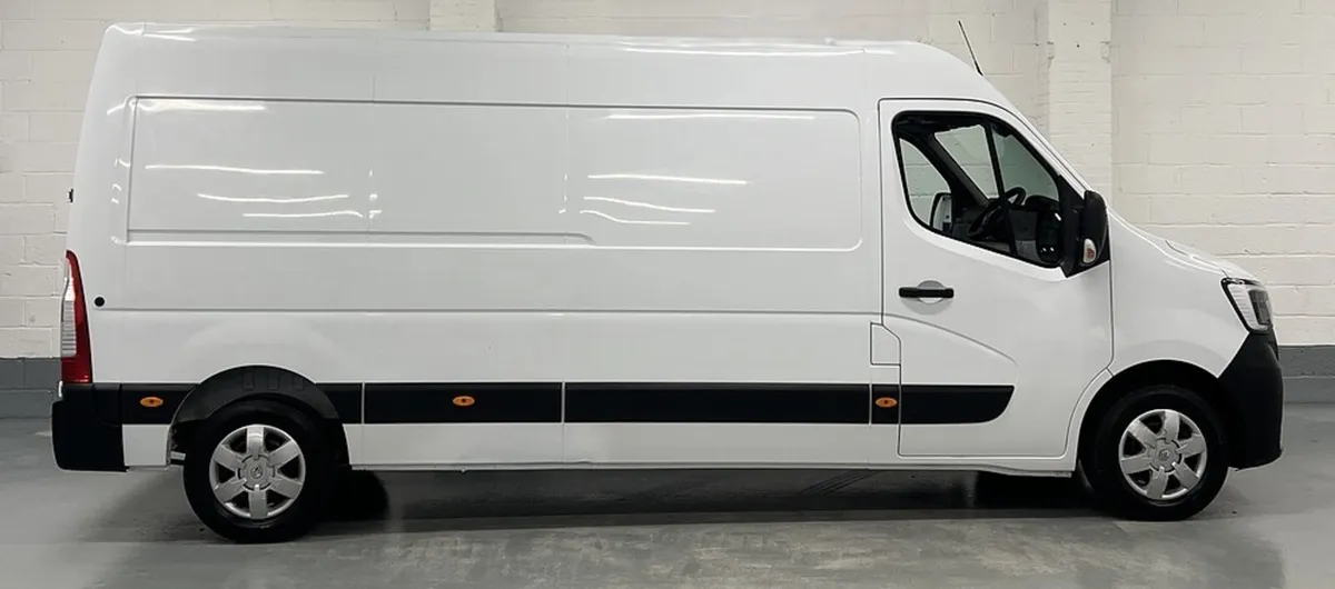 2021 Renault Master Medium Roof Panel Van - Image 2