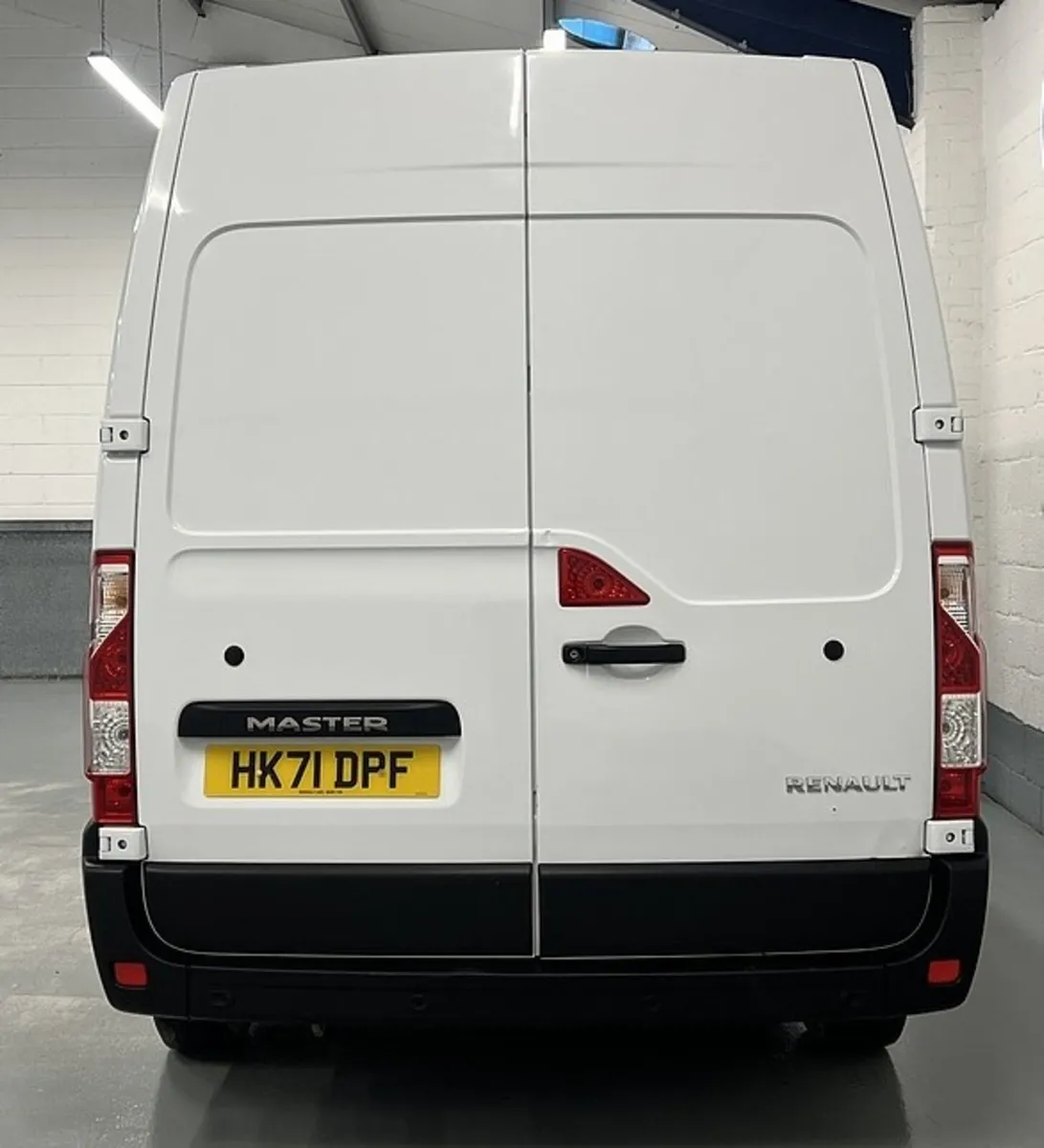 2021 Renault Master Medium Roof Panel Van - Image 4