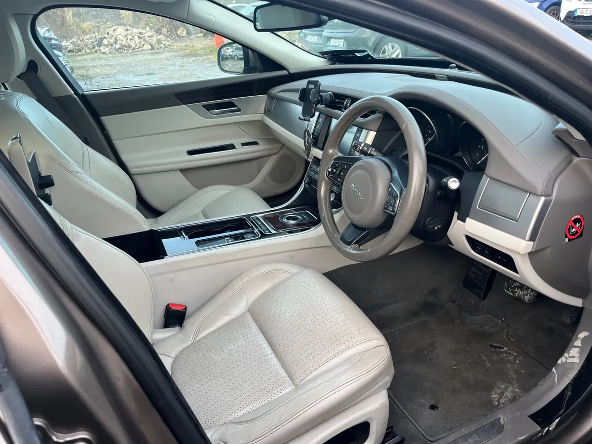 16  jag  2. 0.  Auto - Image 3