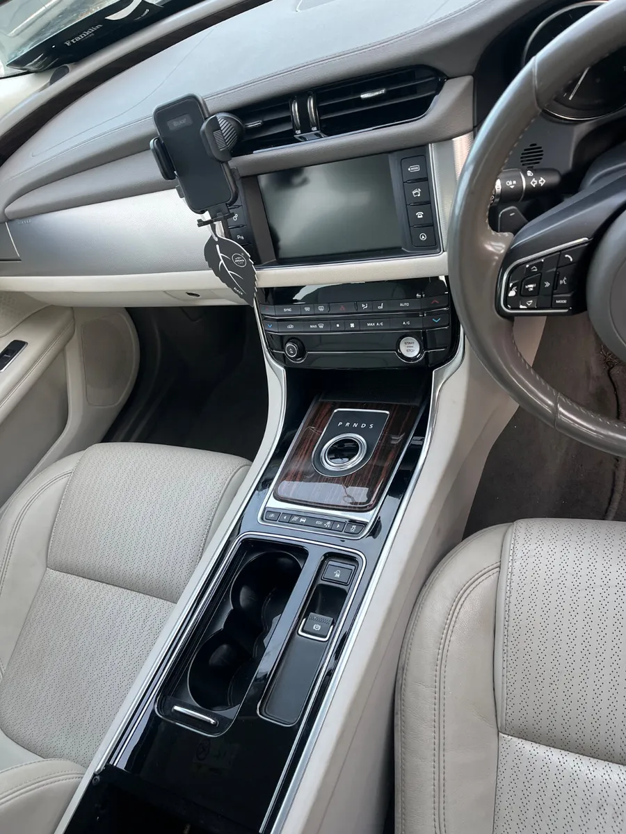 16  jag  2. 0.  Auto - Image 4