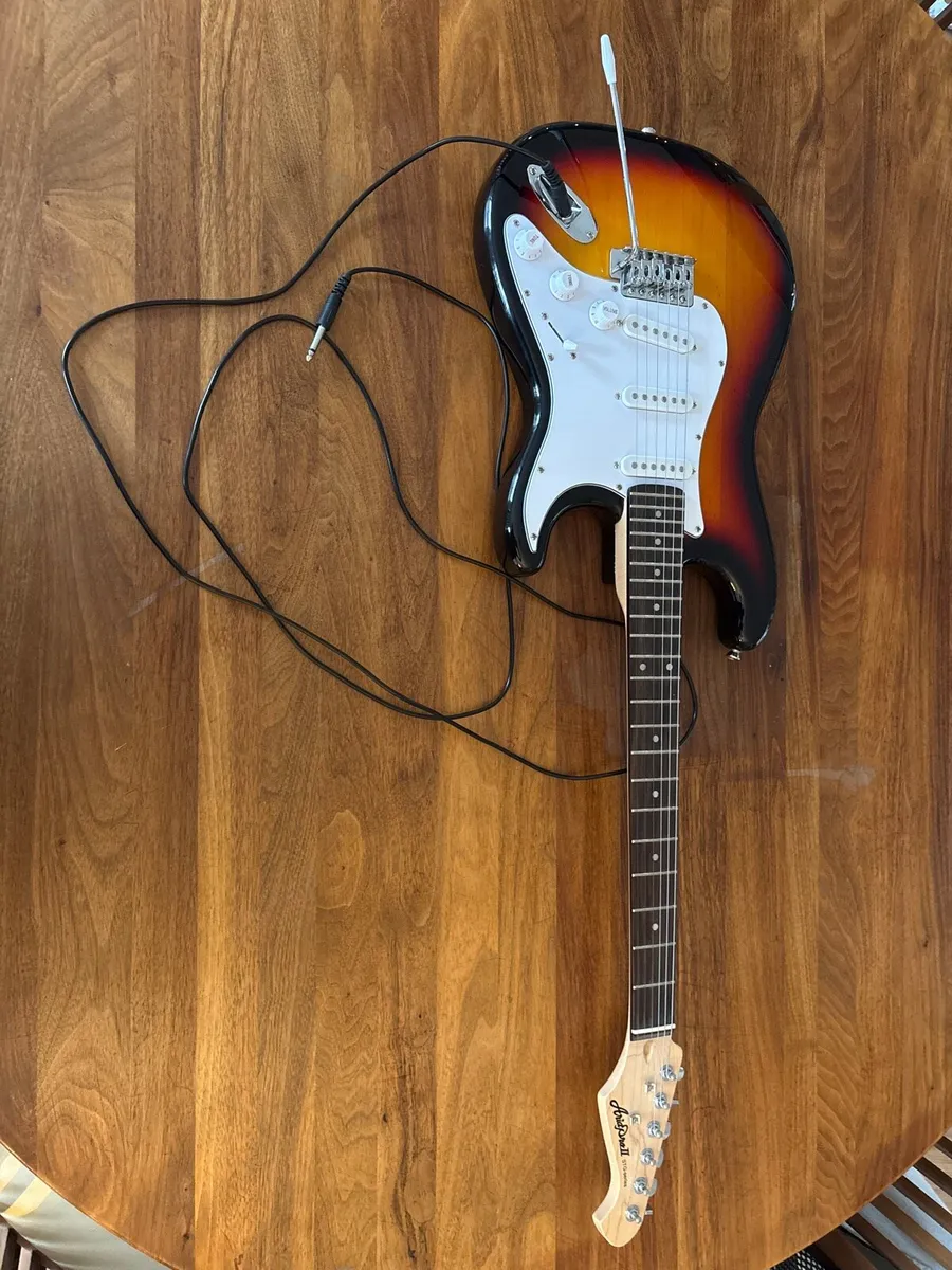 Electric guitar with amplifier - Image 3