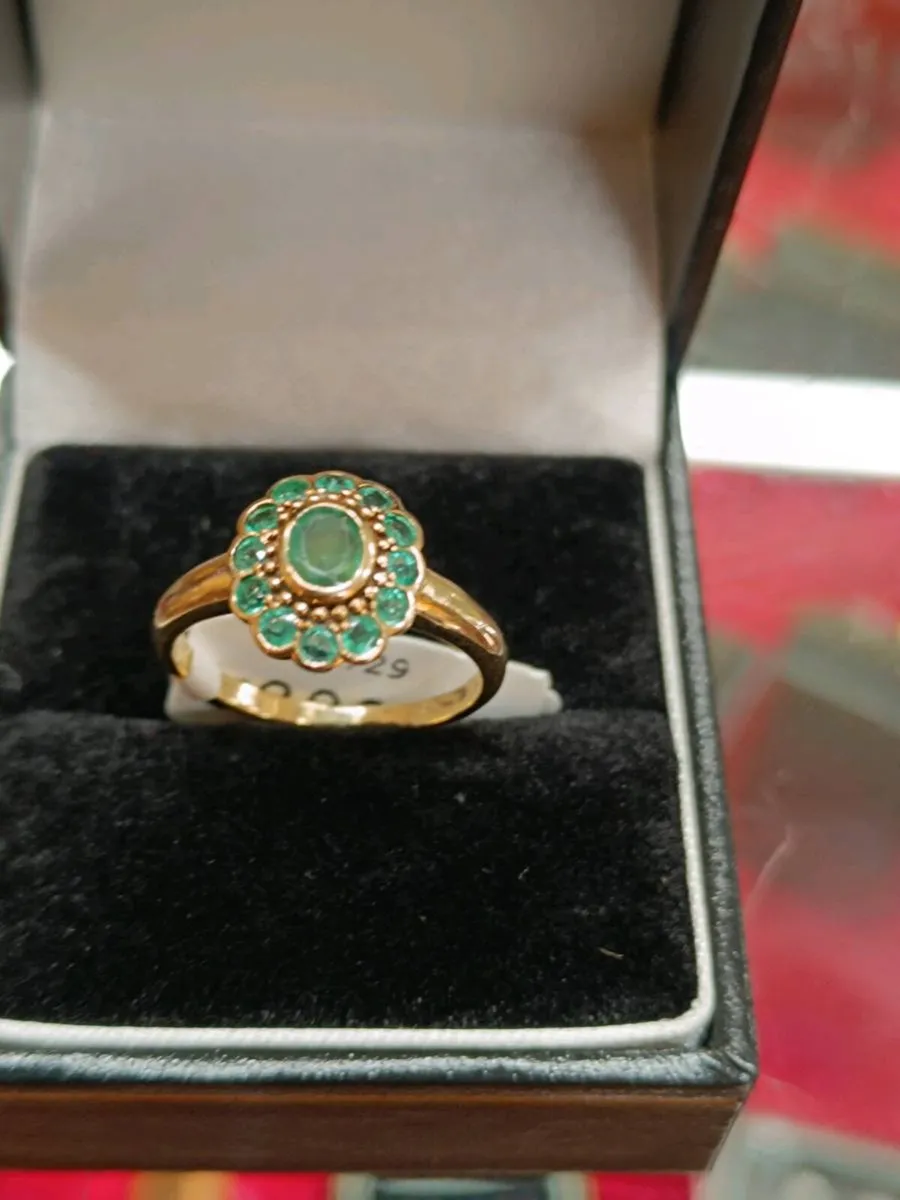 Vintage 14k Green Stone Cluster Daisy Ring - Image 2