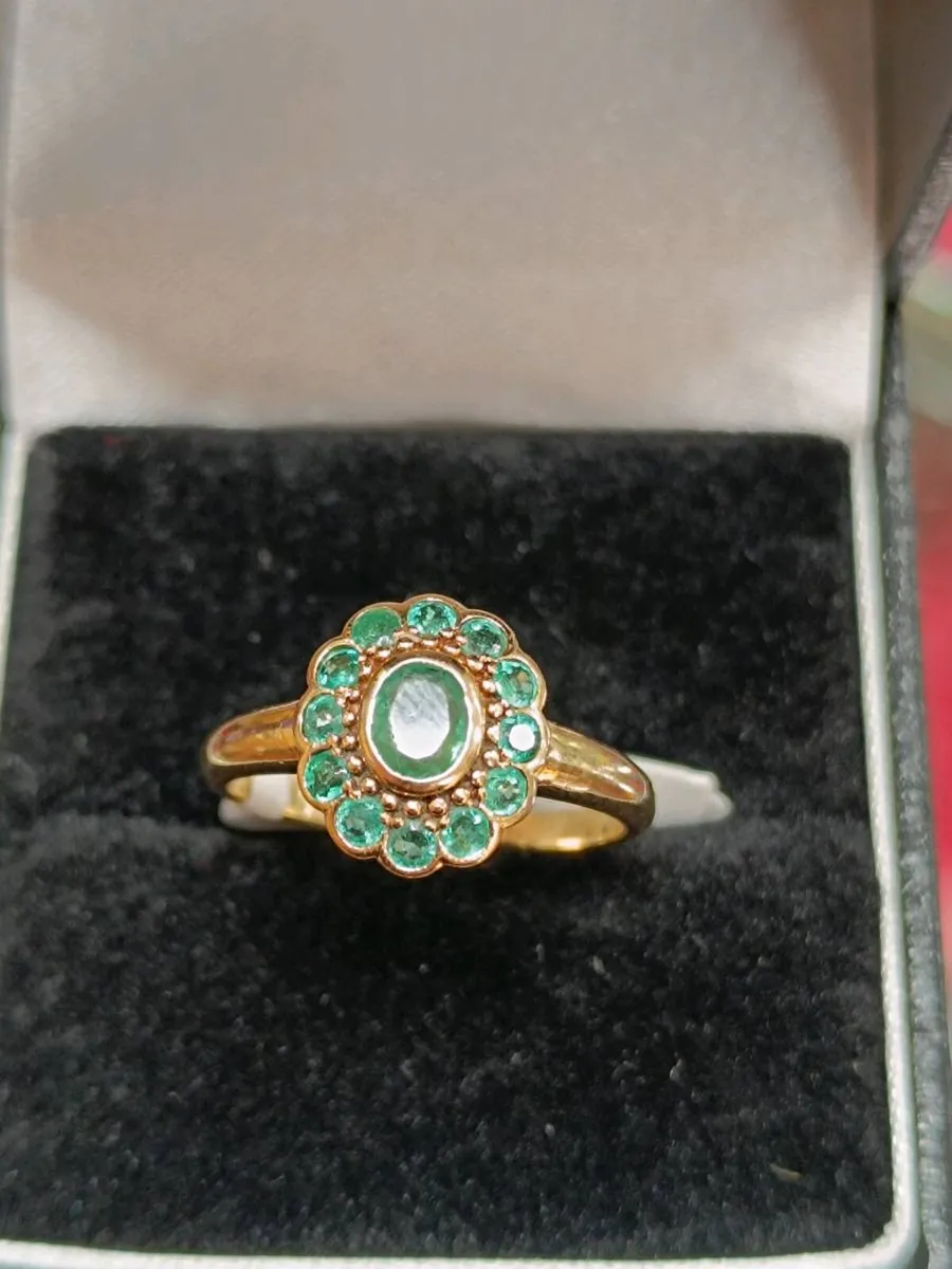 Vintage 14k Green Stone Cluster Daisy Ring - Image 1