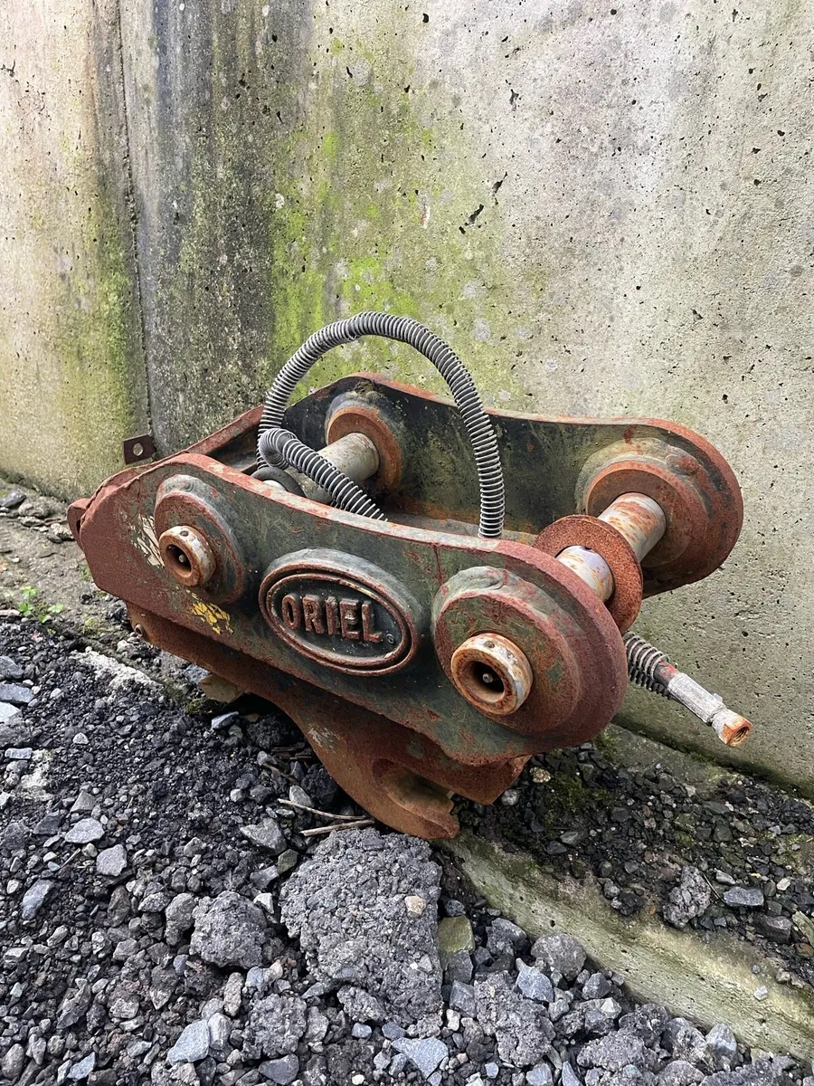 Oriel Hitch - Image 1