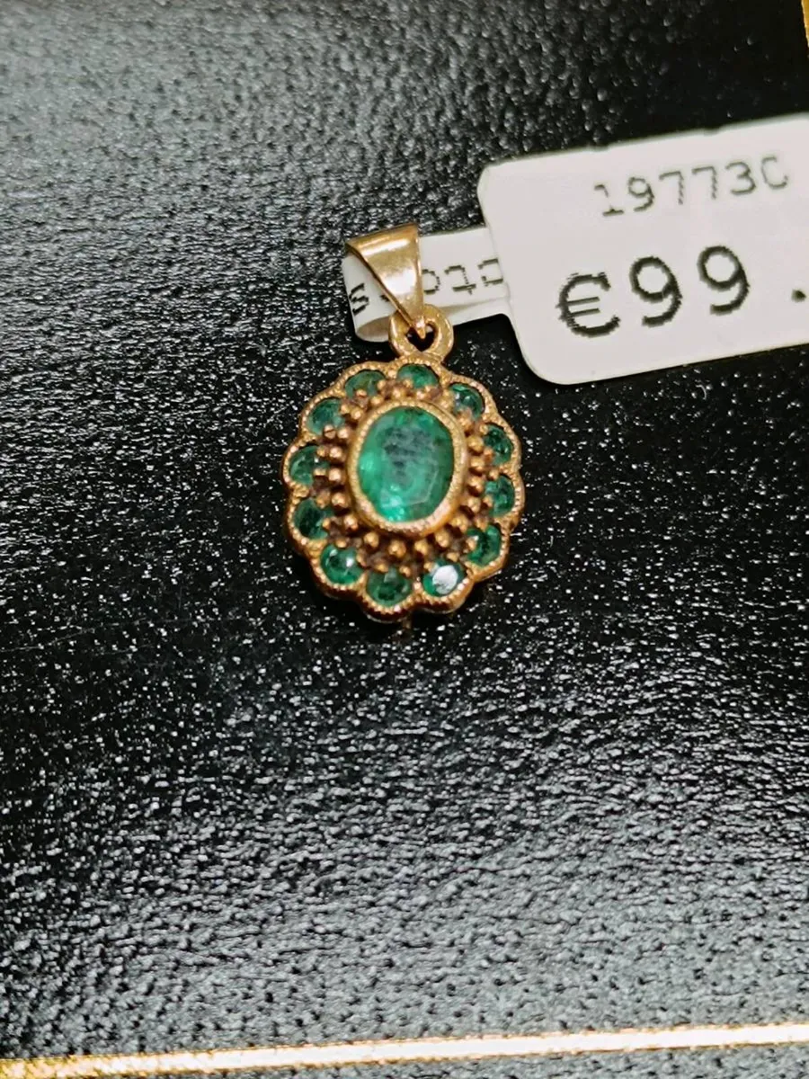 Green Stone Cluster daisy pendant,14k yellow gold - Image 1