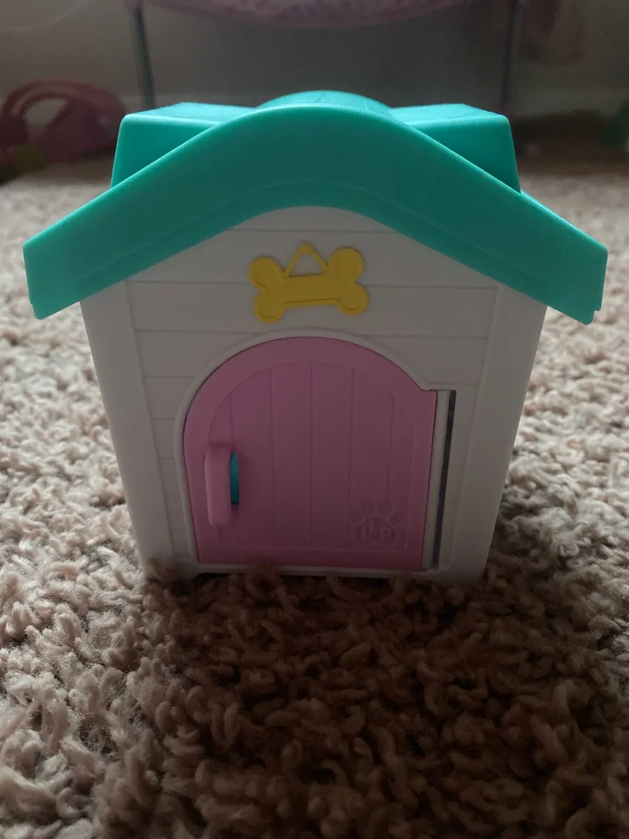 Dog house with dogs - Image 1