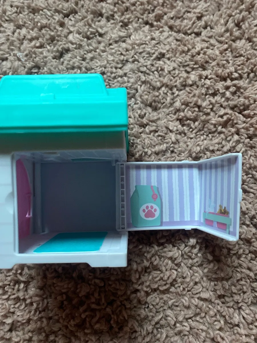 Dog house with dogs - Image 3