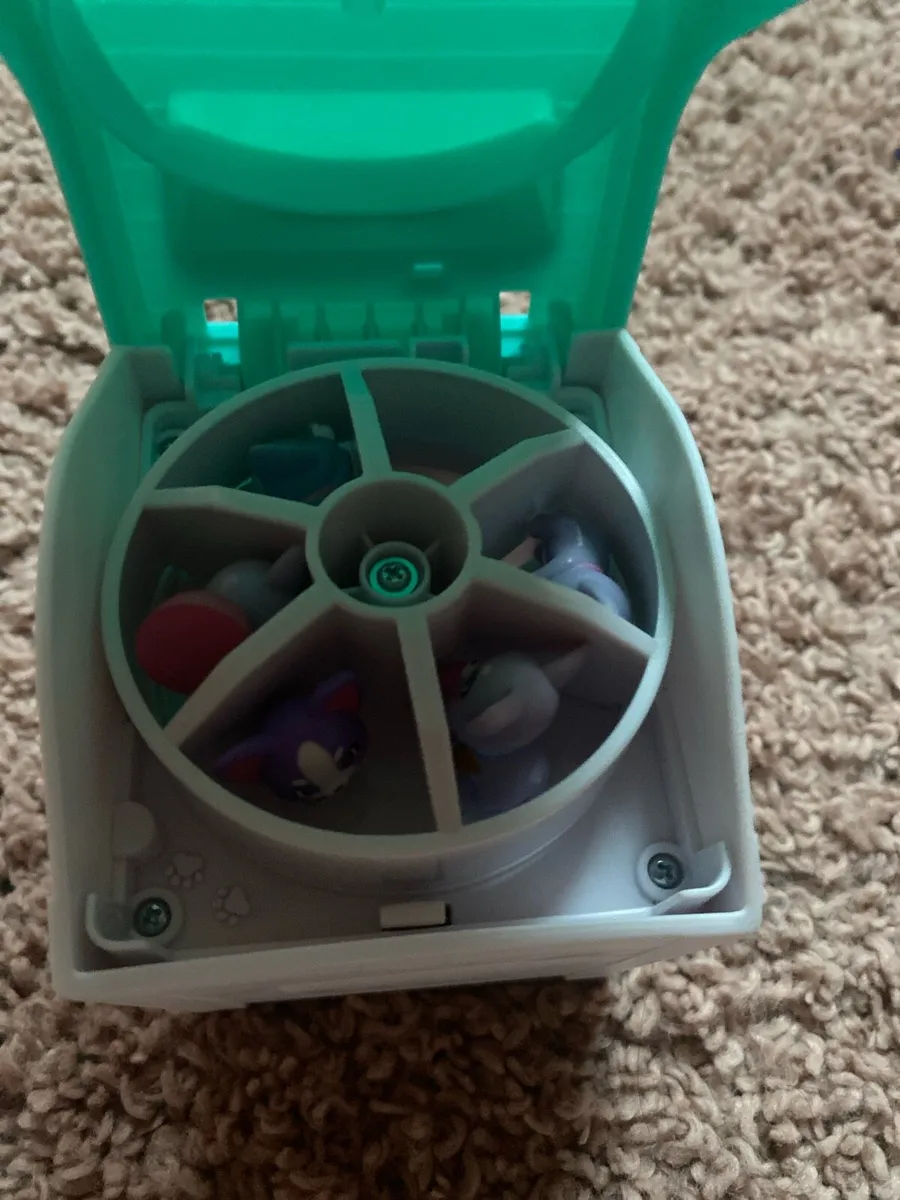 Dog house with dogs - Image 4