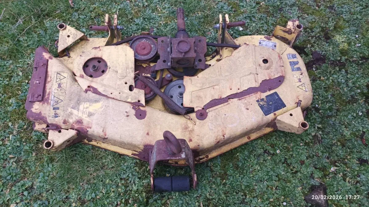 John Deere Lawnmower Deck - Image 2