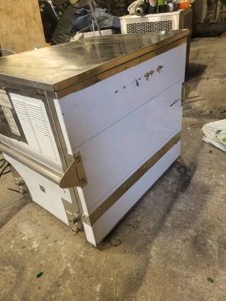 4 line beer coolers, in excellent condition - Image 1