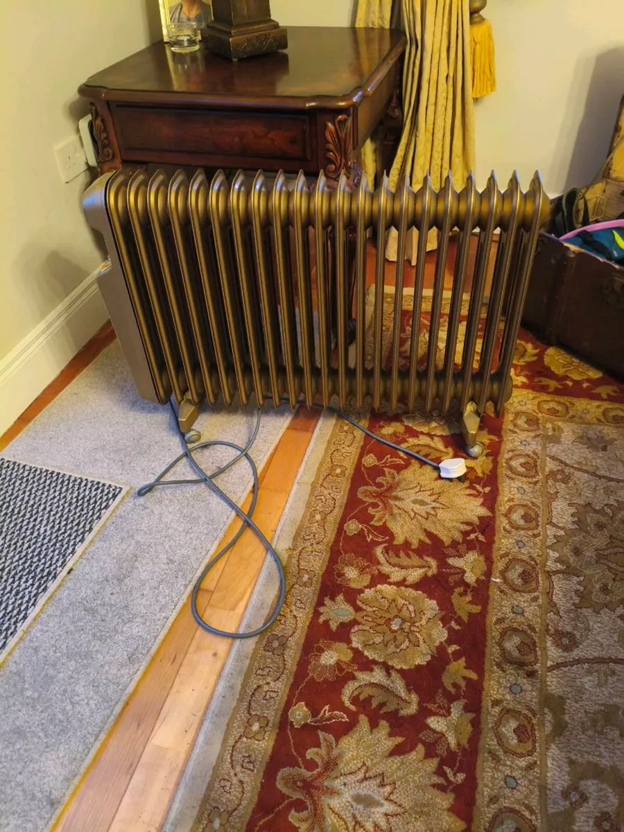 Beautiful like new free standing radiator. - Image 2