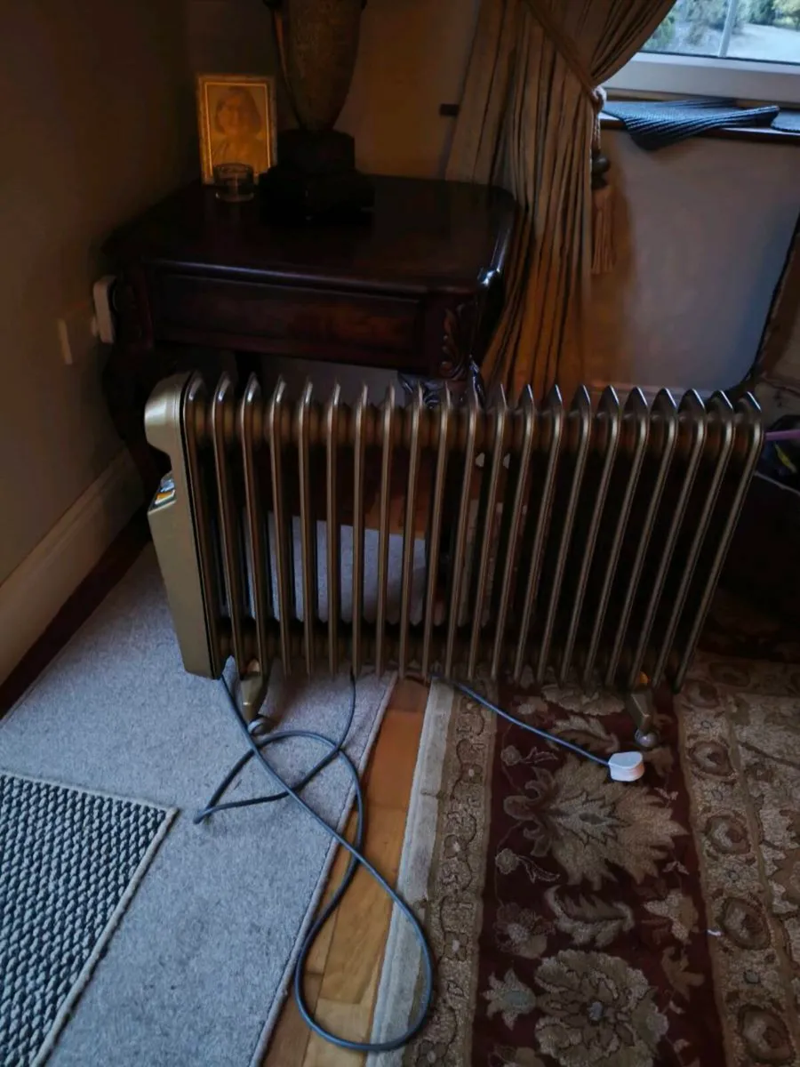 Beautiful like new free standing radiator. - Image 4