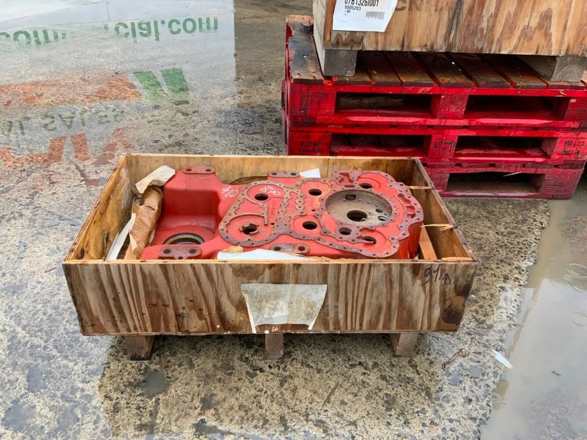 UNUSED CASE 521 / 621 LOADER TRANSMISSION. - Image 3