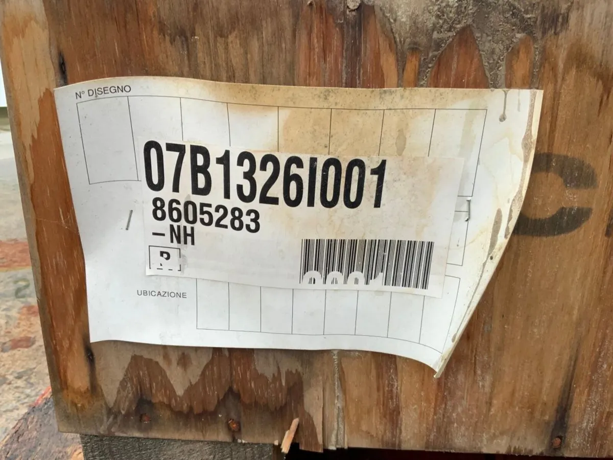 UNUSED CASE 521 / 621 LOADER TRANSMISSION. - Image 2