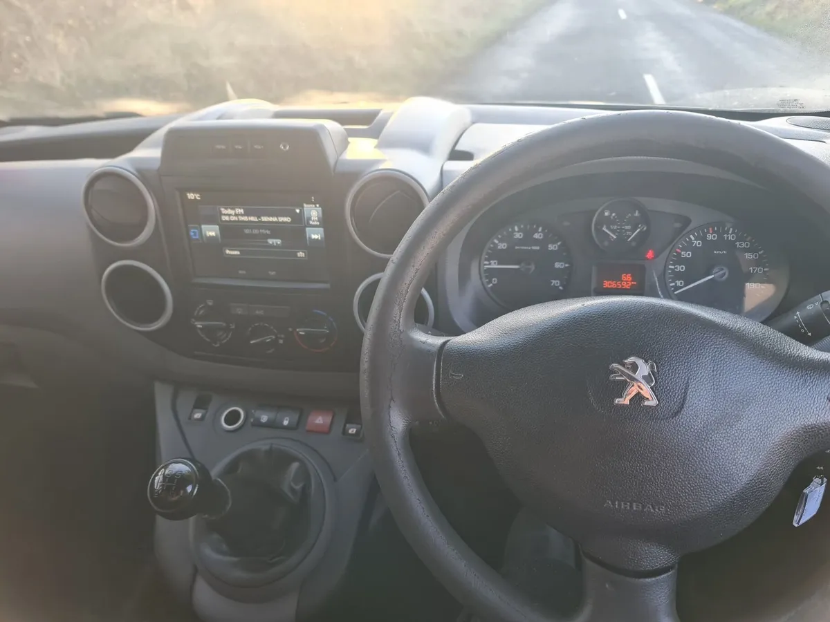 2017  3 seater van cvrt 12/26  2017 partner van - Image 1