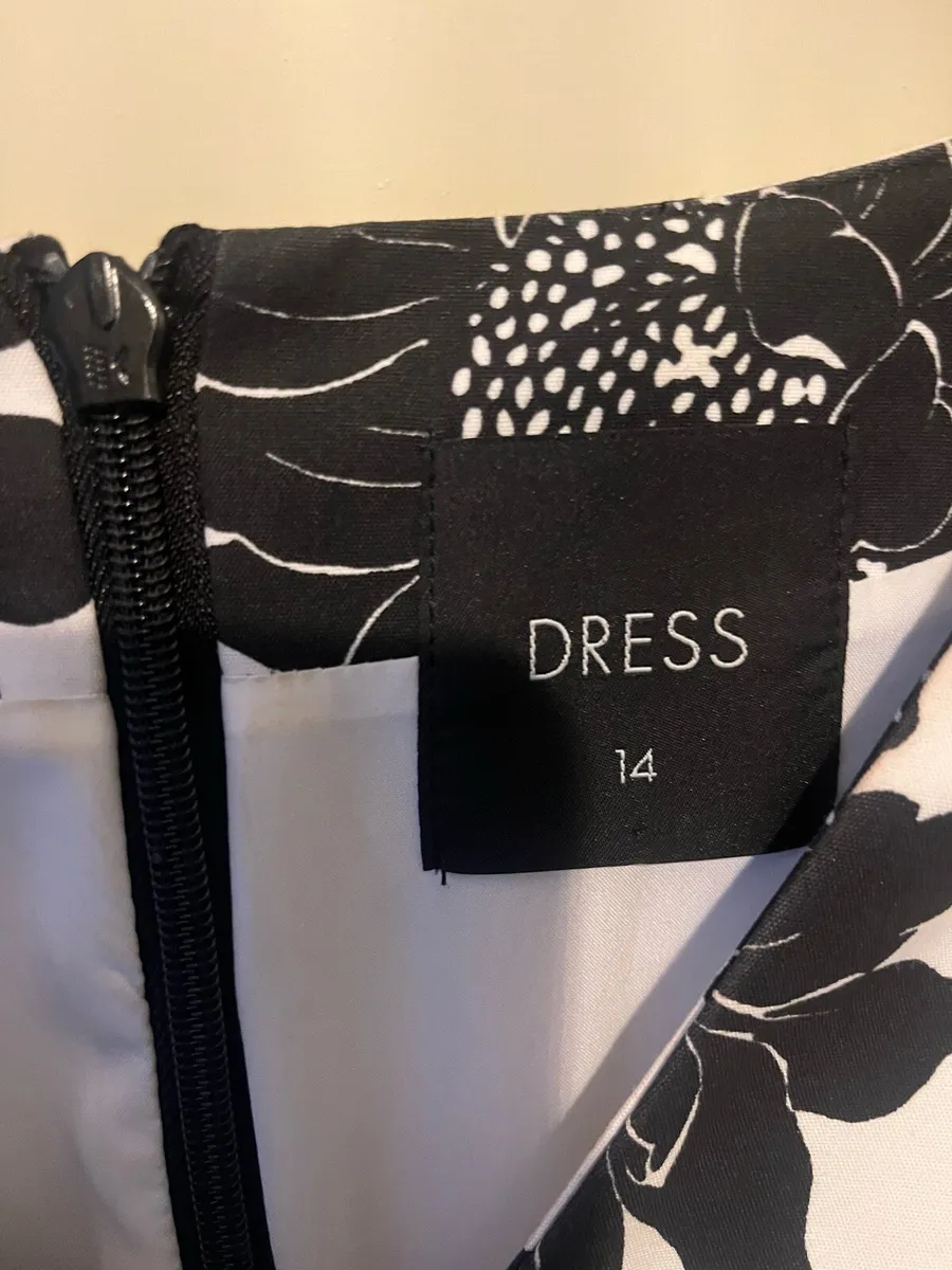 Gorgeous flowered black & white dress - Image 2