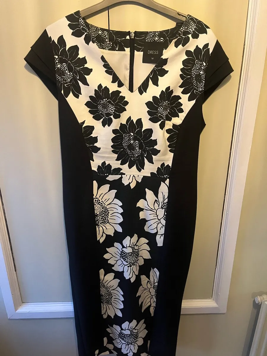 Gorgeous flowered black & white dress - Image 1