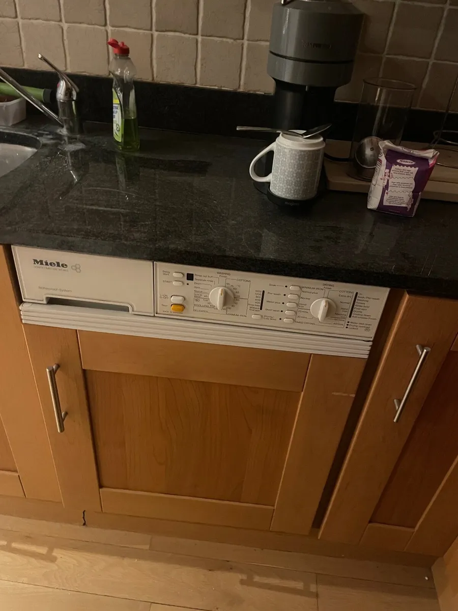 Kitchen units and appliances - Image 1