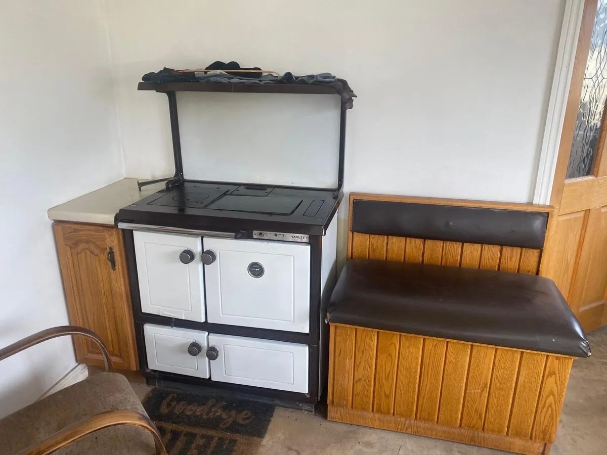 Stanley super 90 solid fuel range - Image 1