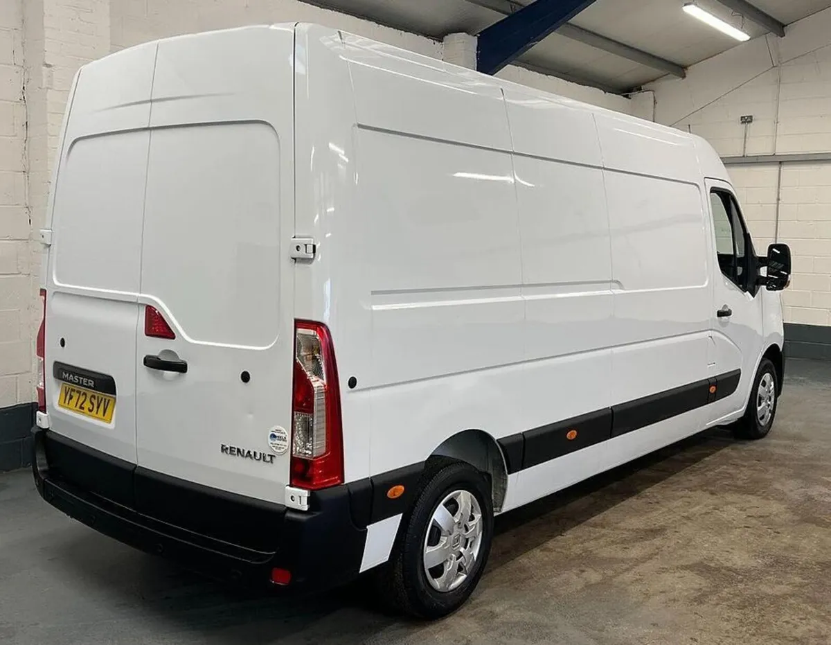 2023 Renault Master Medium Roof Panel Van - Image 4