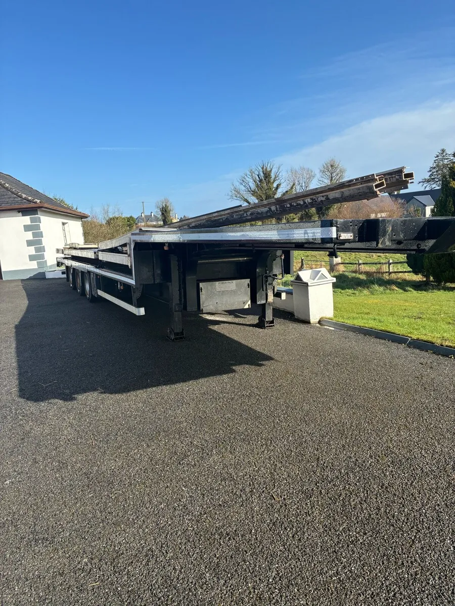 Stepframe flat trailer - Image 1