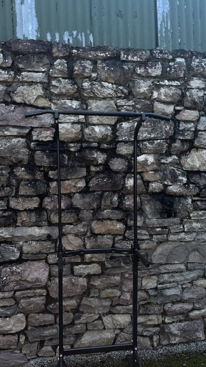 Gym rack with bench with 90kg of weights, pull up - Image 3