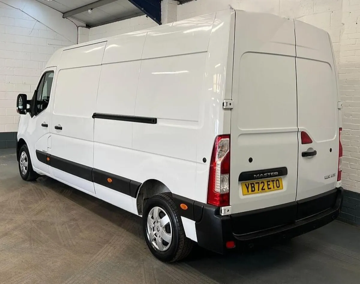 2023 Renault Master Medium Roof Panel Van - Image 2