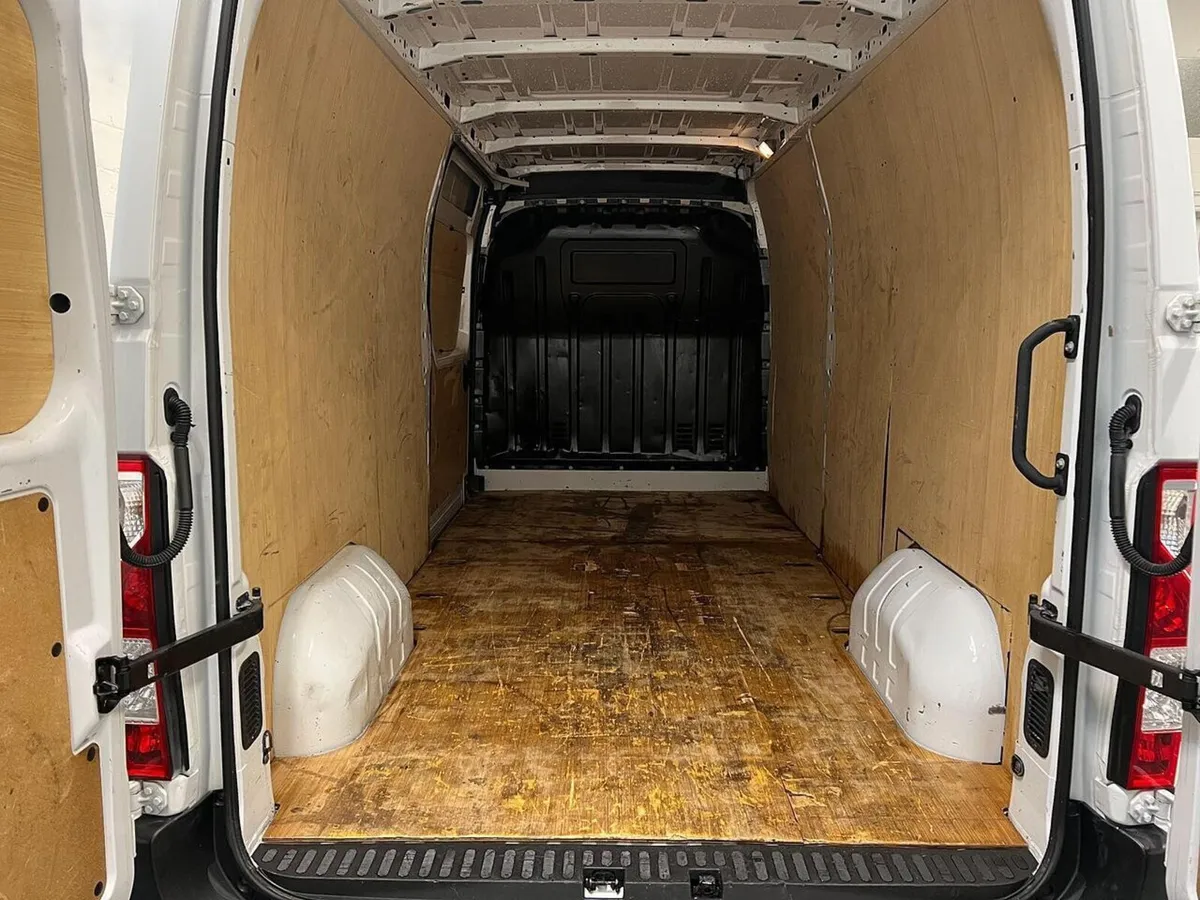 2023 Renault Master Medium Roof Panel Van - Image 3