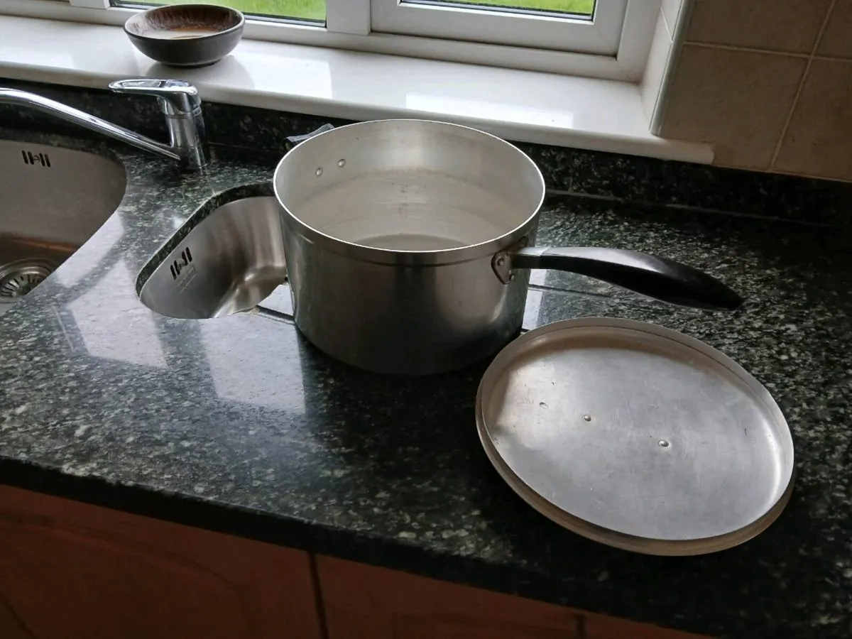 Extra large saucepan - Image 1