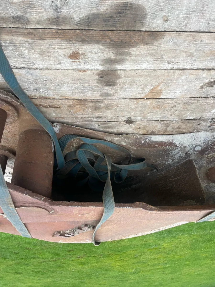 300mm digging bucket 80mm pins - Image 1